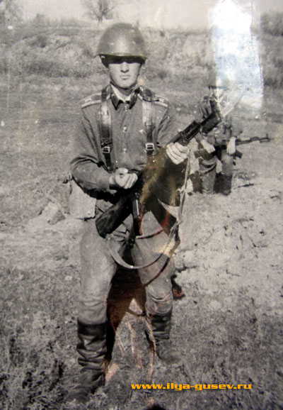Илья Гусев с оружием на полигоне.